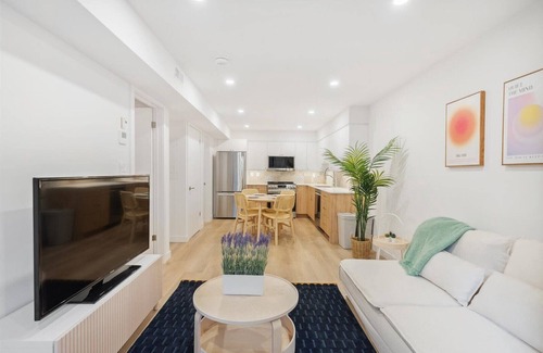 Midtown Toronto Apartment | Modern 2-Bedroom, Newly Renovated in Central Toronto