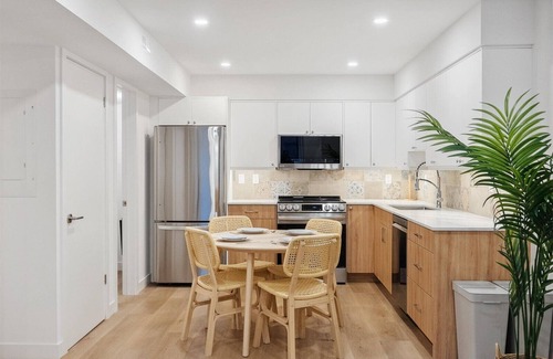 Midtown Toronto Apartment | Modern 2-Bedroom, Newly Renovated in Central Toronto