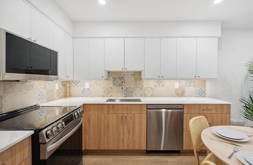 Midtown Toronto Apartment | Modern 2-Bedroom, Newly Renovated in Central Toronto