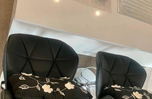 Franklin Apartment | Modern 2 Bedroom Rental Unit with Free Parking and close to the Light Rail