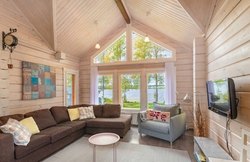 Kehys-Kainuu Cottage | Modern 2 bedroom spacious log cabin, private beach and sauna