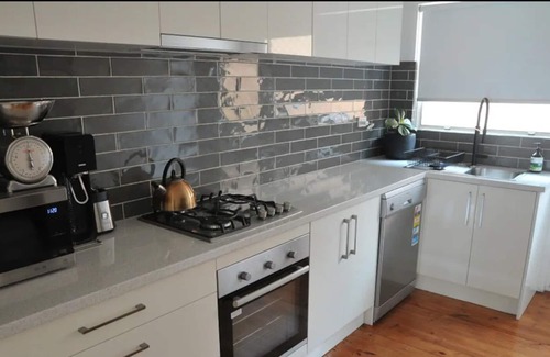 Rose Park Apartment | Modern 2-bedroom unit