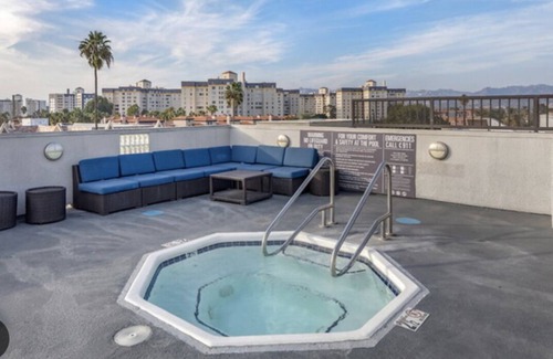La Brea Apartment | Modern 2 BR near Grove & LACMA