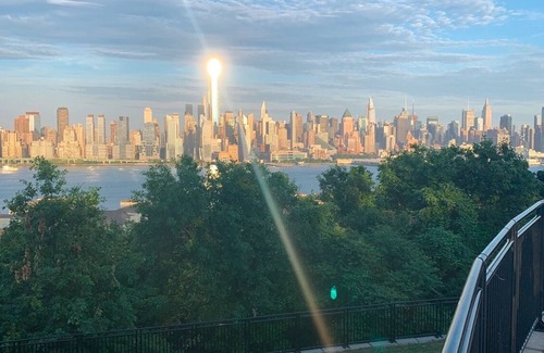 Weehawken House | Modern 2-floor, 3-bedroom apartment 20 minutes from Manhattan.