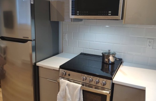 Hastings House | Modern 2-Level Two Bedroom Guest House