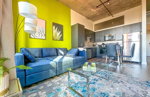 Near South Side Apartment | Modern 2b/2b family heaven with optional parking for up to 8 guests