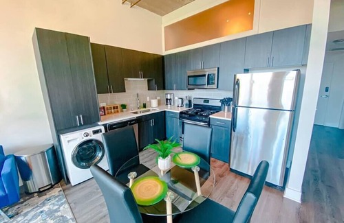 Near South Side Apartment | Modern 2b/2b family heaven with optional parking for up to 8 guests