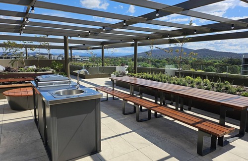 Dickson Apartment | Modern 2BA,2BR Apt: Great location, clean & cosy, free parking