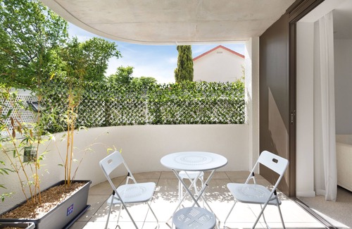 Dickson Apartment | Modern 2BA,2BR Apt: Great location, clean & cosy, free parking