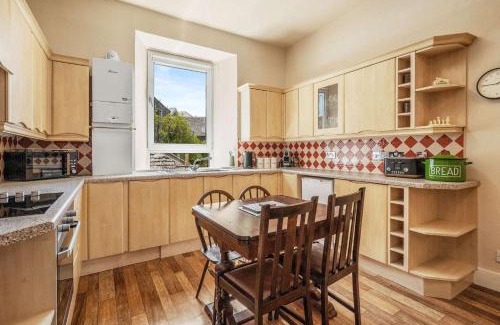 Oban Apartment | Modern 2BR Apt - Central Argyll Square Views