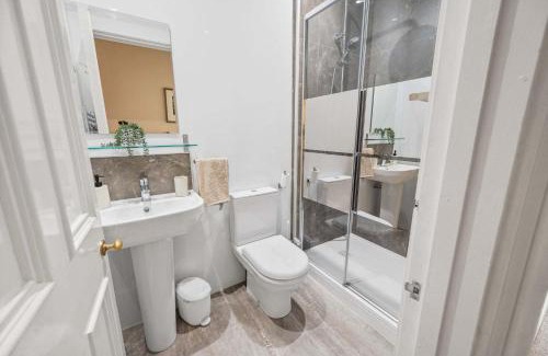 Oban Apartment | Modern 2BR Apt - Central Argyll Square Views