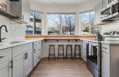 Sandy House | Modern 2BR Escape | Mountain Views & Gully Access