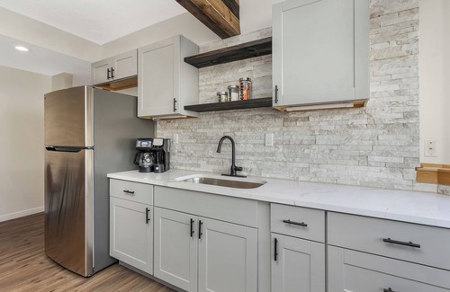 Sandy House | Modern 2BR Escape | Mountain Views & Gully Access