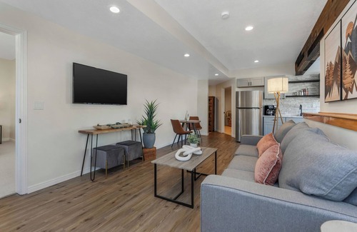 Sandy House | Modern 2BR Escape | Mountain Views & Gully Access