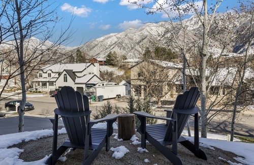 Sandy House | Modern 2BR Escape | Mountain Views & Gully Access
