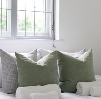 Leyton Apartment | Modern 2BR Flat with 3 Beds Urban Getaway - Cherry