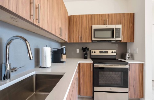 Newark Hotel | Modern ! 2BR Free Parking ! 30 Min to NYC !