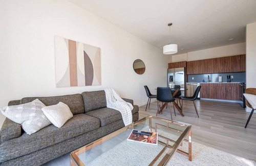 Newark Hotel | Modern ! 2BR Free Parking ! 30 Min to NYC !