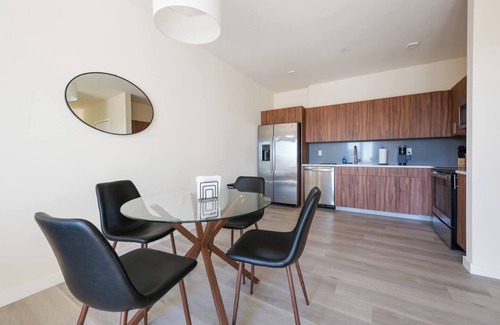 Newark Hotel | Modern ! 2BR Free Parking ! 30 Min to NYC !