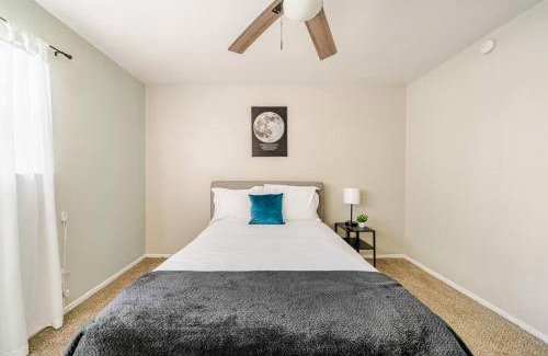 Houston Apartment | Modern 2BR Galleria Apt, Near NRG, Downtown, Pool, Free Parking