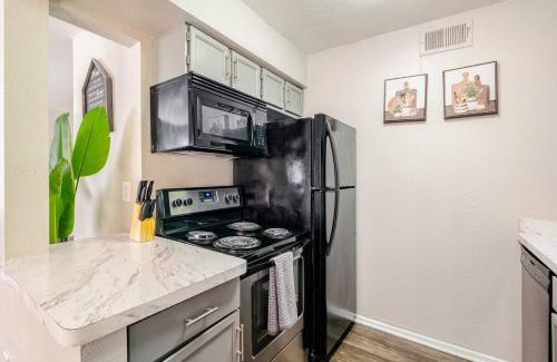 Houston Apartment | Modern 2BR Galleria Apt, Near NRG, Downtown, Pool, Free Parking