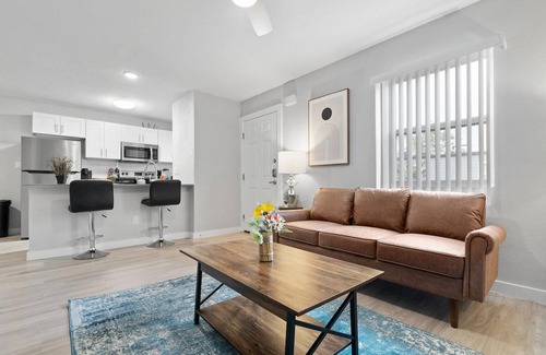 North University Apartment | Modern 2BR Near UT Hyde Park Evonify