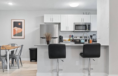 North University Apartment | Modern 2BR Near UT Hyde Park Evonify