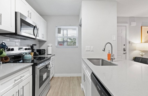 North University Apartment | Modern 2BR Near UT Hyde Park Evonify