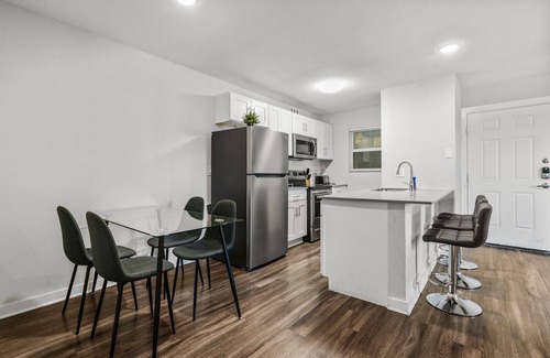 Hyde Park Apartment | Modern 2BR Near UT | Hyde Park | Evonify 3046