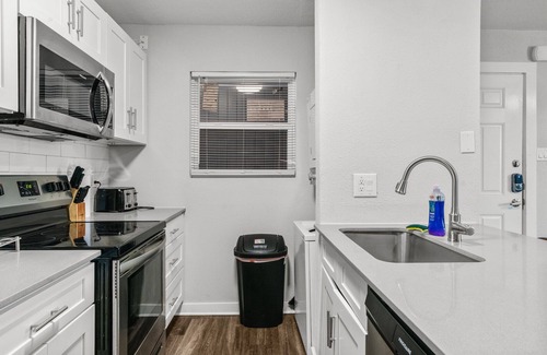 Hyde Park Apartment | Modern 2BR Near UT | Hyde Park | Evonify 3046