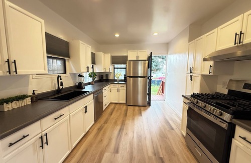 Little Armenia Hotel | Modern 2Br + Sofa Bed + 2Bth in Miracle Mile
