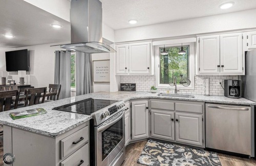 Bella Vista House | Modern 2BR Townhouse - Near Bike Trails & Golf