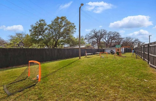 Haltom City Apartment | Modern 2BR Unit with Hot Tub
