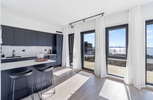 Tau Apartment | Modern 2BR with Sea and Skyline Views – 25 Min to Stavanger & Preikestolen