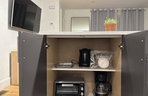 West Street - River Street Apartment | Modern 3 Bd Oasis, Convenient city living w/parking