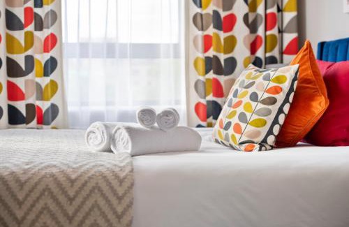 South Acton Apartment | Modern 3 Bed Apartment in Acton, Perfect for Business & Contractors with Free Parking!