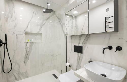 South Acton Apartment | Modern 3 Bed Apartment in Acton, Perfect for Business & Contractors with Free Parking!