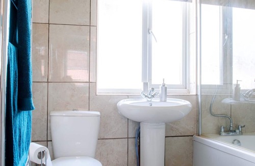 Newport House | Modern 3 bed house in Newport, near Junction 27, M4