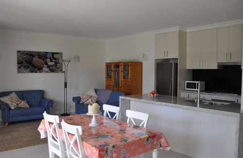 Woolloongabba Apartment | Modern 3 Bedroom Unit, Patio, leafy Yard, Pool.
