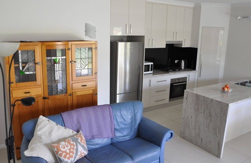 Woolloongabba Apartment | Modern 3 Bedroom Unit, Patio, leafy Yard, Pool.