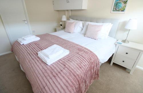 Cowes House | Modern 3-Bedroom Cowes Stay with Balcony & Panoramic Solent Views Close to Shops, Cafés, Sailing Clubs & Beach
