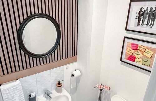 Wigan House | Modern 3-Bedroom House | 5 Mins to City Centre | Perfect for Families & Groups!