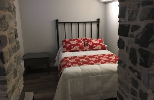 Kingston Apartment | Modern 3 Bedroom Near Queens University