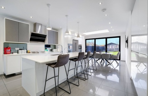 Hillside House | Modern 3 Bedroom with Parking and Sky TV