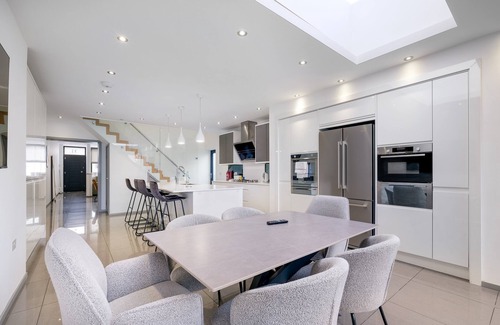 Hillside House | Modern 3 Bedroom with Parking and Sky TV