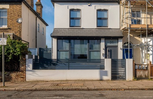 Hillside House | Modern 3 Bedroom with Parking and Sky TV