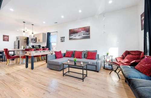 Pilsen Apartment | Modern 3 BR Apt - 5 Mins to Downtown Sleeps 10