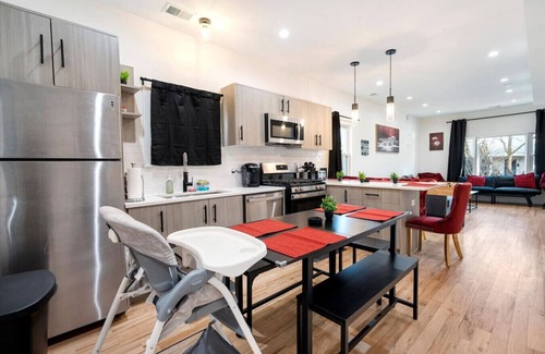 Pilsen Apartment | Modern 3 BR Apt - 5 Mins to Downtown Sleeps 10