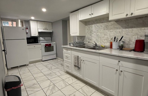 Riverside Apartment | Modern 3‑BR Riverside Retreat, 2 Lounges, Near Casino & Riverfront.