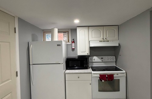 Riverside Apartment | Modern 3‑BR Riverside Retreat, 2 Lounges, Near Casino & Riverfront.